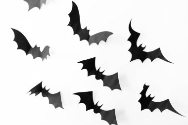 Beyaz arka planda kağıt yarasalar. Cadılar Bayramı konsepti El yapımı sonbahar dekoru. Yaratıcı tasarım için alanı kopyala
