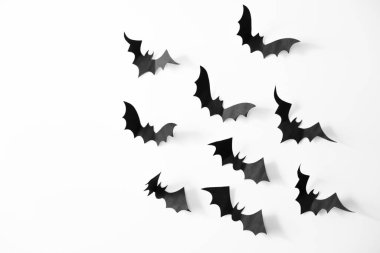 Beyaz arka planda kağıt yarasalar. Cadılar Bayramı konsepti El yapımı sonbahar dekoru. Yaratıcı tasarım için alanı kopyala