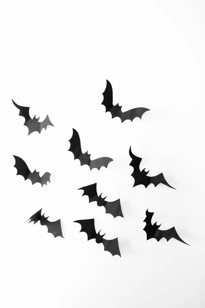 Papel morcegos decorações em um fundo branco. Conceito de Halloween. Decoração de queda feita à mão. Espaço de cópia para design criativo — Fotografia de Stock