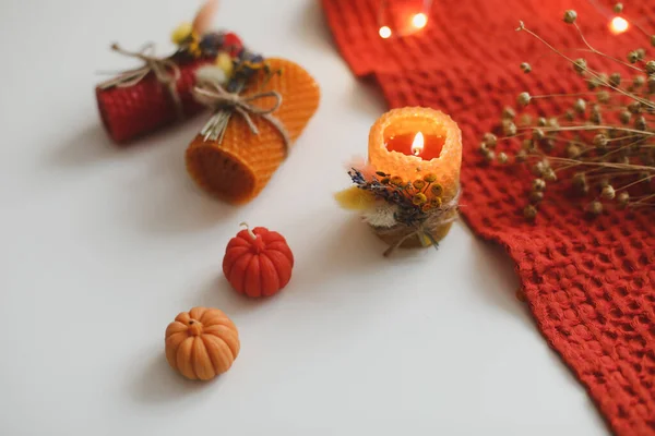 Accogliente composizione hygge autunno. nature morte con candela, foglie, zucca, tessuti. Halloween, il Ringraziamento. Posa piatta, vista dall'alto — Foto Stock
