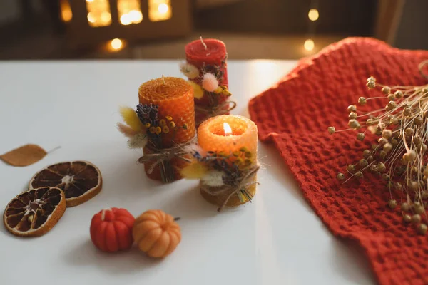 Przytulny jesienny hygge kompozycji. martwa natura ze świecami, liśćmi, dynią, tkaninami. Halloween, Święto Dziękczynienia. Płaskie ułożenie, widok z góry — Zdjęcie stockowe