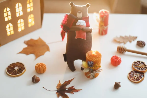 Herbstliches Stillleben mit Teddybär, Kerzen und Blättern. Herbstzeit. Pullover-Wetter. Flache Lage, Hygge-Stil — Stockfoto