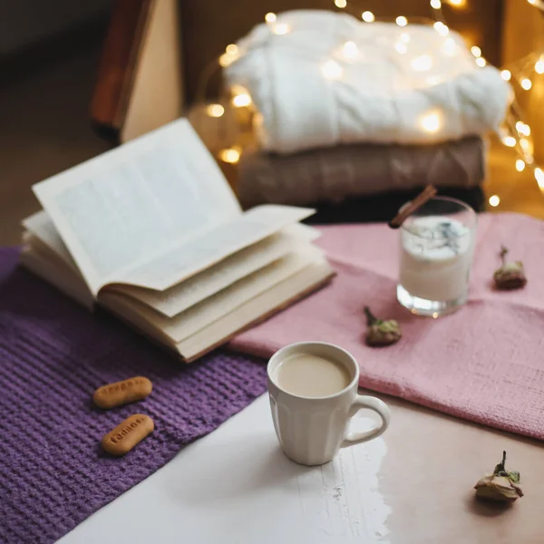 Outono ou inverno ainda vida. Xícara de café, vela, flores, livro e blusas de malha. Estilo de vida Hygge, clima aconchegante outono. Depósito plano — Fotografia de Stock