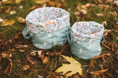 Boş pamuk sepetleri ya da çimenlere poşetler. Çimenlerdeki sonbahar yapraklarının manzarasını kapat, sonbahar, sonbahar arkaplanı