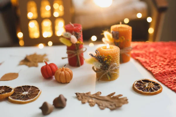 Herbststilleben mit Kerzen. Hygge-Lifestyle, gemütliche Wohnkultur. Happy Thanksgiving, Halloween Hintergrund. Flache Lage, Draufsicht — Stockfoto