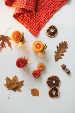 Mumlarla dolu bir sonbahar. Hygge yaşam tarzı, rahat ev dekorasyonu. Mutlu Şükran Günleri, Cadılar Bayramı geçmişi. Düz yatış, üst görünüm