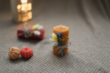 Mumlu sonbahar evi dekorasyonu. Samimi sonbahar kompozisyonu. Şükran Günü konseptin kutlu olsun. Hygge ev dekoru. Sonbahar tatili kartı tasarımı