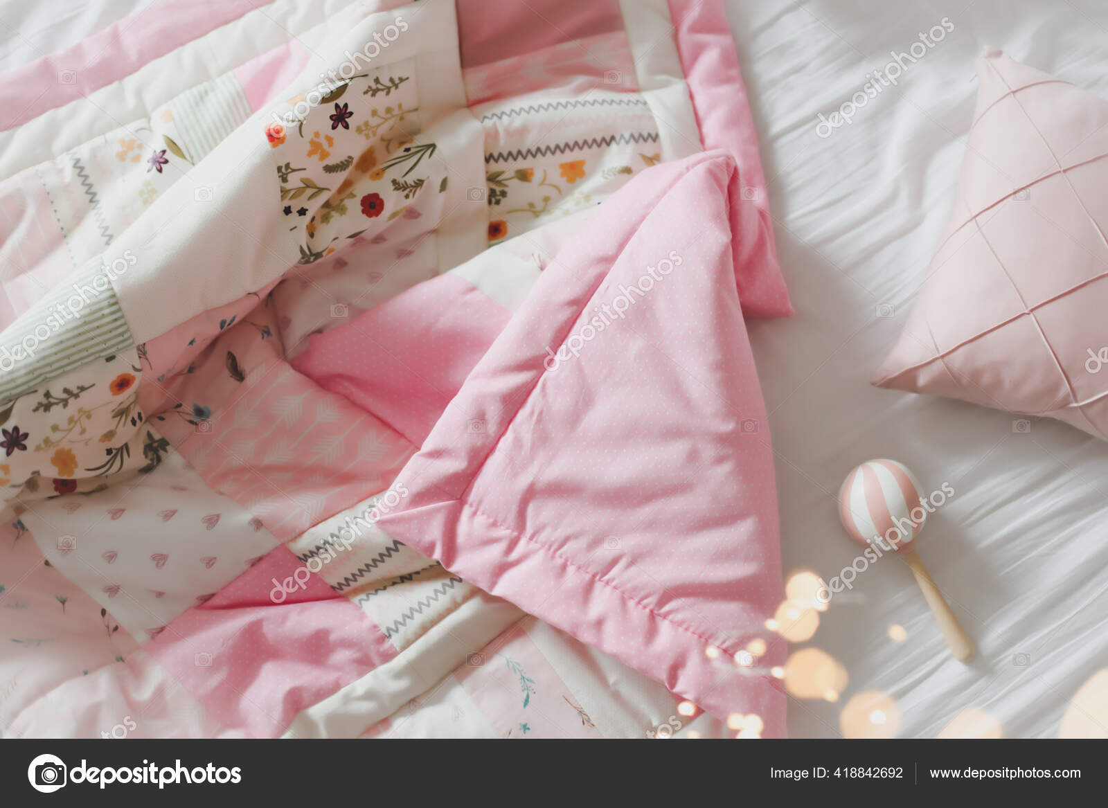 Lit Bebe Confortable Avec Couverture Patchwork Rose Linge De Lit Bebe Berceau Ferme La Textile Pour La Creche D Enfants Faire La Sieste Et Dormir Image Libre De Droit Par Gkondratenko C Lit Bebe Confortable Avec Couverture Patchwork Rose Linge De Lit Bebe Berceau Ferme La Textile Pour La Creche D Enfants Faire La Sieste Et Dormir Image Libre De Droit Par Gkondratenko C