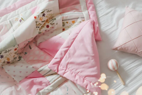 Lit Bebe Confortable Avec Couverture Patchwork Rose Linge De Lit Bebe Berceau Ferme La Textile Pour La Creche D Enfants Faire La Sieste Et Dormir Image Libre De Droit Par Gkondratenko C Lit Bebe Confortable Avec Couverture Patchwork Rose Linge De Lit Bebe Berceau Ferme La Textile Pour La Creche D Enfants Faire La Sieste Et Dormir Image Libre De Droit Par Gkondratenko C