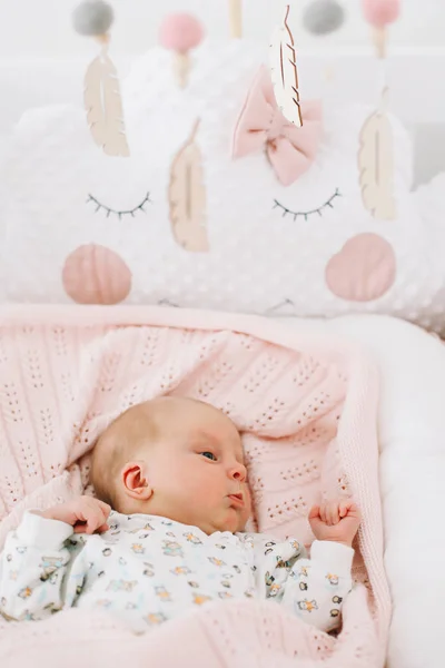Une Jolie Petite Fille Sur Une Couverture Portrait D Un Beau Nouveau Ne Jeune Fille Au Lit Bebe En Bonne Sante Peu Apres La Naissance Detends Toi Visage Stock Photo Une Jolie Petite Fille Sur Une Couverture Portrait D Un Beau Nouveau Ne Jeune Fille Au Lit Bebe En Bonne Sante Peu Apres La Naissance Detends Toi Visage Stock Photo