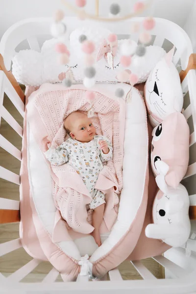 Une Jolie Petite Fille Sur Une Couverture Portrait D Un Beau Nouveau Ne Jeune Fille Au Lit Bebe En Bonne Sante Peu Apres La Naissance Detends Toi Visage Stock Photo Une Jolie Petite Fille Sur Une Couverture Portrait D Un Beau Nouveau Ne Jeune Fille Au Lit Bebe En Bonne Sante Peu Apres La Naissance Detends Toi Visage Stock Photo