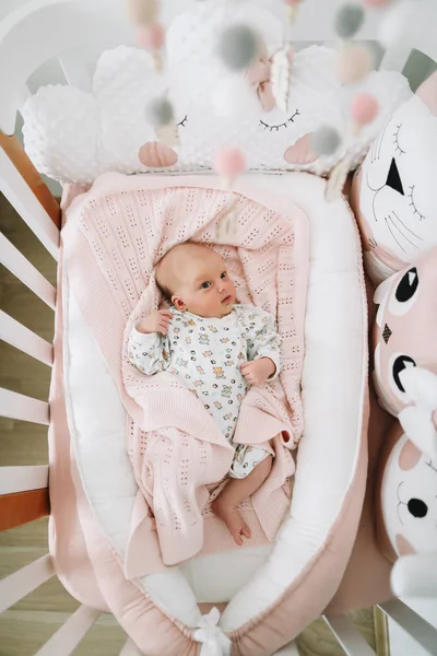 Une Jolie Petite Fille Sur Une Couverture Portrait D Un Beau Nouveau Ne Jeune Fille Au Lit Bebe En Bonne Sante Peu Apres La Naissance Detends Toi Visage Stock Photo