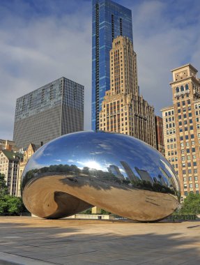 Chicago, Illinois, ABD - 23 Haziran 2018: 'Cloud Gate' olarak da bilinen 'fasulye' Downtown Chicago Millenium Park.