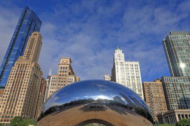Chicago, Illinois, ABD - 23 Haziran 2018: 'Cloud Gate' olarak da bilinen 'fasulye' Downtown Chicago Millenium Park.