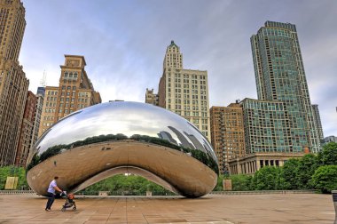 Chicago, Illinois, ABD - 23 Haziran 2018: 'Cloud Gate' olarak da bilinen 'fasulye' Downtown Chicago Millenium Park.