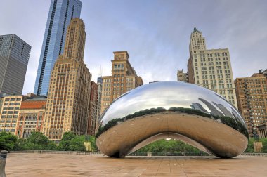 Chicago, Illinois, ABD - 23 Haziran 2018: 'Cloud Gate' olarak da bilinen 'fasulye' Downtown Chicago Millenium Park.