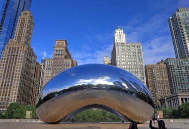 Chicago, Illinois, ABD - 23 Haziran 2018: 'Cloud Gate' olarak da bilinen 'fasulye' Downtown Chicago Millenium Park.