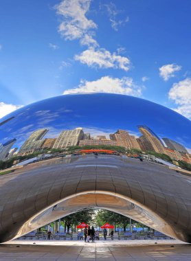 Chicago, Illinois, ABD - 23 Haziran 2018: 'Cloud Gate' olarak da bilinen 'fasulye' Downtown Chicago Millenium Park.