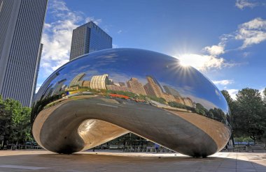 Chicago, Illinois, ABD - 23 Haziran 2018: 'Cloud Gate' olarak da bilinen 'fasulye' Downtown Chicago Millenium Park.