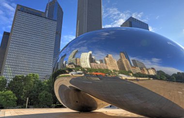 Chicago, Illinois, ABD - 23 Haziran 2018: 'Cloud Gate' olarak da bilinen 'fasulye' Downtown Chicago Millenium Park.
