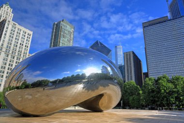 Chicago, Illinois, ABD - 23 Haziran 2018: 'Cloud Gate' olarak da bilinen 'fasulye' Downtown Chicago Millenium Park.