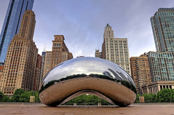 Chicago, Illinois, ABD - 23 Haziran 2018: 'Cloud Gate' olarak da bilinen 'fasulye' Downtown Chicago Millenium Park.