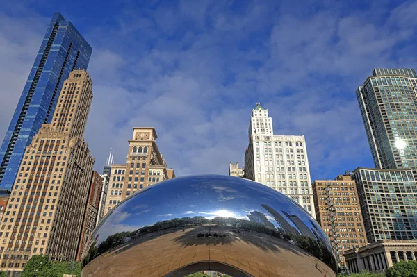 Chicago, Illinois, ABD - 23 Haziran 2018: 'Cloud Gate' olarak da bilinen 'fasulye' Downtown Chicago Millenium Park.