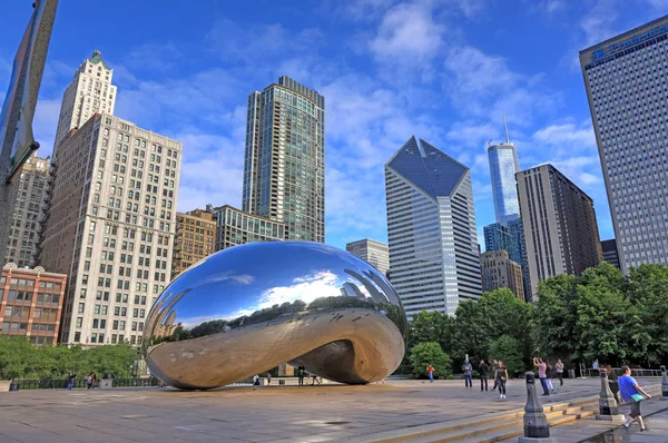 Chicago, Illinois, ABD - 23 Haziran 2018: 'Cloud Gate' olarak da bilinen 'fasulye' Downtown Chicago Millenium Park.
