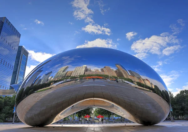 Chicago, Illinois, ABD - 23 Haziran 2018: 'Cloud Gate' olarak da bilinen 'fasulye' Downtown Chicago Millenium Park.
