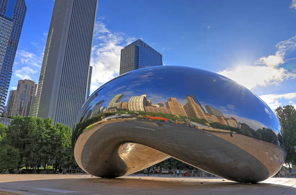 Chicago, Illinois, ABD - 23 Haziran 2018: 'Cloud Gate' olarak da bilinen 'fasulye' Downtown Chicago Millenium Park.