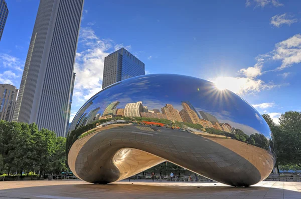 Chicago, Illinois, ABD - 23 Haziran 2018: 'Cloud Gate' olarak da bilinen 'fasulye' Downtown Chicago Millenium Park.