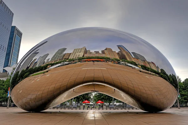 Chicago, Illinois, ABD - 23 Haziran 2018: 'Cloud Gate' olarak da bilinen 'fasulye' Downtown Chicago Millenium Park.