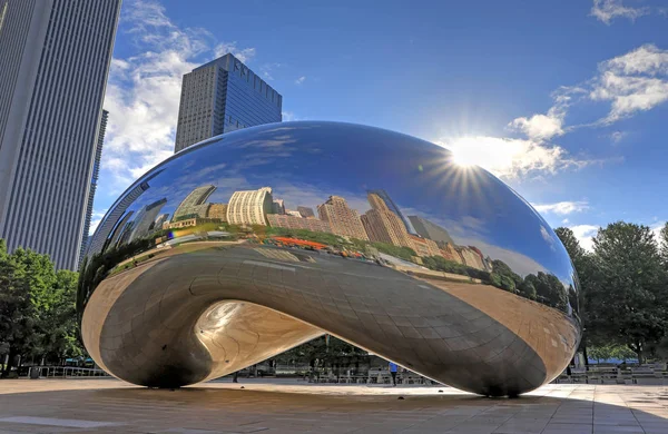 Chicago, Illinois, ABD - 23 Haziran 2018: 'Cloud Gate' olarak da bilinen 'fasulye' Downtown Chicago Millenium Park.