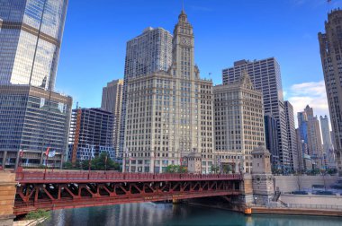 Chicago, Illinois mimarisi ve Chicago Nehri boyunca manzarası.
