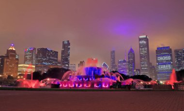 Buckingham Çeşmesi ve Chicago, Illinois Geceleri gökyüzü.