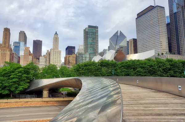 Horizonte Chicago Illinois Partir Uma Ponte Millennium Park — Fotografia de Stock