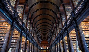Dublin, İrlanda - 30 Mayıs 2017: Trinity College Dublin eski kütüphanesinde uzun Odaya.