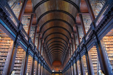 Dublin, İrlanda - 30 Mayıs 2017: Trinity College Dublin eski kütüphanesinde uzun Odaya.