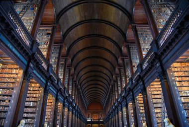 Dublin, İrlanda - 30 Mayıs 2017: Trinity College Dublin eski kütüphanesinde uzun Odaya.
