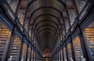 Dublin, İrlanda - 30 Mayıs 2017: Trinity College Dublin eski kütüphanesinde uzun Odaya.