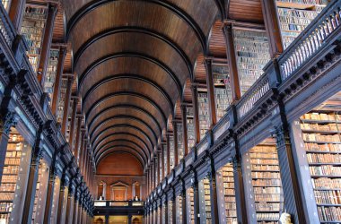 Dublin, İrlanda - 30 Mayıs 2017: Trinity College Dublin eski kütüphanesinde uzun Odaya.