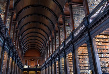 Dublin, İrlanda - 30 Mayıs 2017: Trinity College Dublin eski kütüphanesinde uzun Odaya.