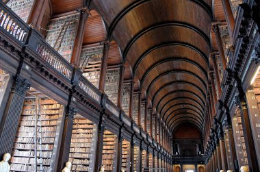 Dublin, İrlanda - 30 Mayıs 2017: Trinity College Dublin eski kütüphanesinde uzun Odaya.