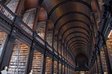 Dublin, İrlanda - 30 Mayıs 2017: Trinity College Dublin eski kütüphanesinde uzun Odaya.