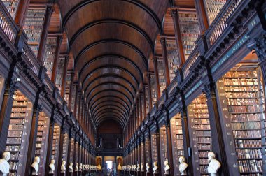 Dublin, İrlanda - 30 Mayıs 2017: Trinity College Dublin eski kütüphanesinde uzun Odaya.