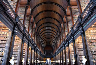 Dublin, İrlanda - 30 Mayıs 2017: Trinity College Dublin eski kütüphanesinde uzun Odaya.