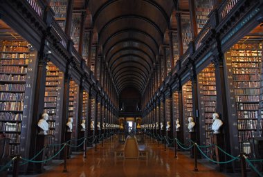 Dublin, İrlanda - 30 Mayıs 2017: Trinity College Dublin eski kütüphanesinde uzun Odaya.