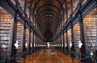 Dublin, İrlanda - 30 Mayıs 2017: Trinity College Dublin eski kütüphanesinde uzun Odaya.