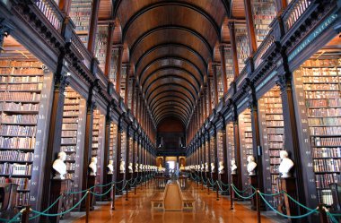 Dublin, İrlanda - 30 Mayıs 2017: Trinity College Dublin eski kütüphanesinde uzun Odaya.