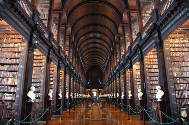 Dublin, İrlanda - 30 Mayıs 2017: Trinity College Dublin eski kütüphanesinde uzun Odaya.